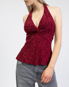 Neckholder-Top mit Strukturmuster im Detail