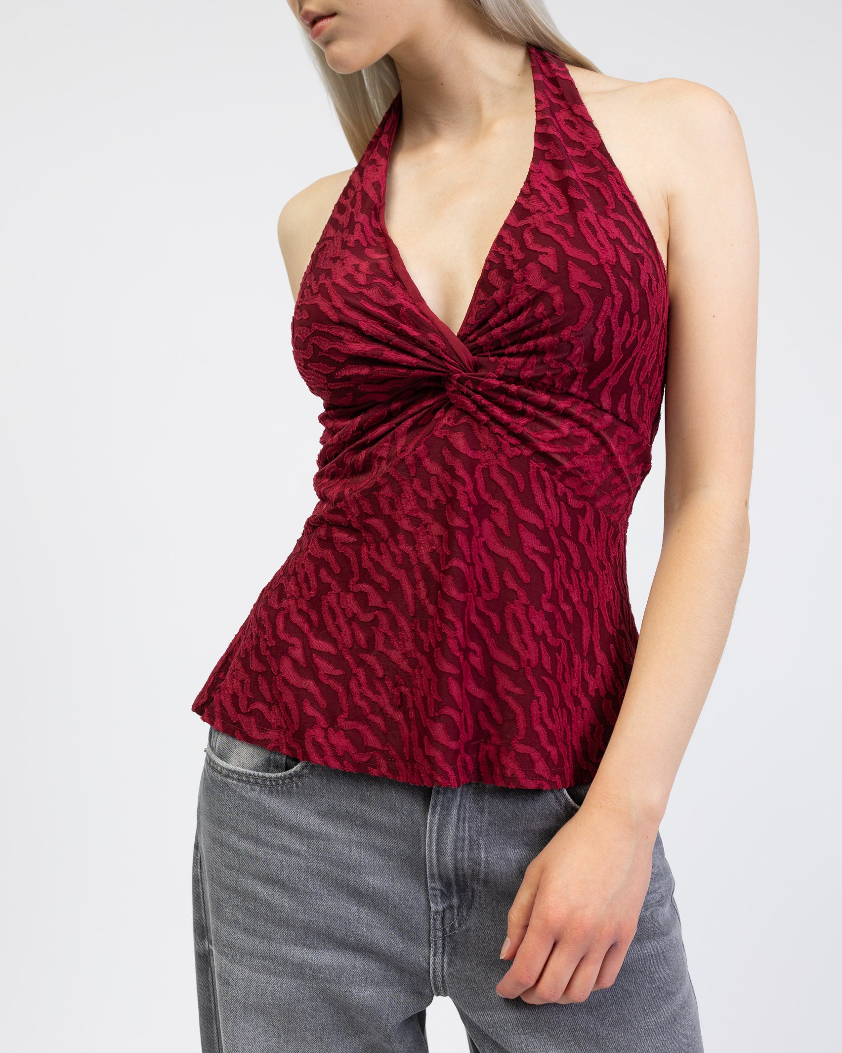 Neckholder-Top mit Strukturmuster im Detail