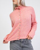 Strickjacke mit Stehkragen im Detail