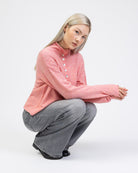 Strickjacke mit Stehkragen sitzend