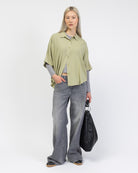 Weite Kurzarm Bluse kombiniert mit grauer Jeans