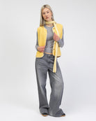 Einfarbige Teddyweste kombinert mit Jeans und Schal