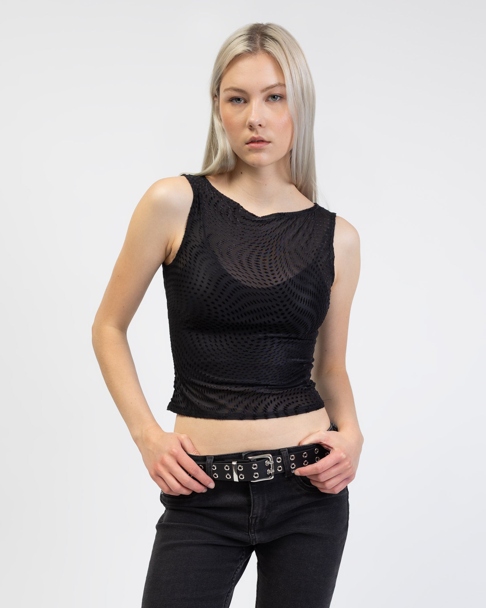 Transparentes Top mit U-Boot Ausschnitt von vorne