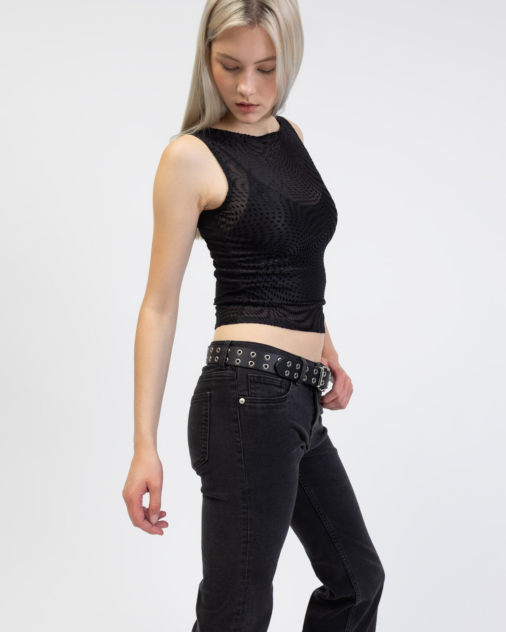 Transparentes Top mit U-Boot Ausschnitt von der Seite