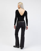 Langarmshirt mit tiefem Rückenausschnitt von hinten