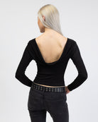 Langarmshirt mit tiefem Rückenausschnitt von hinten