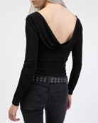 Langarmshirt mit tiefem Rückenausschnitt im Detail