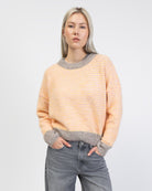 Gestreifter Pullover mit Kontrastbündchen von vorne