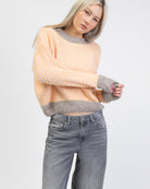 Gestreifter Pullover mit Kontrastbündchen von vorne