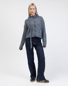 Gestreifte Strickjacke mit Schal kombiniert mit Jeans