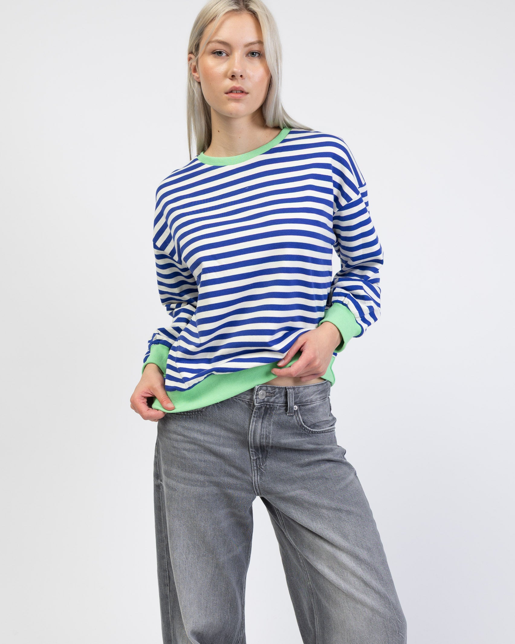 Gestreiftes Sweatshirt mit Farbakzenten von vorne