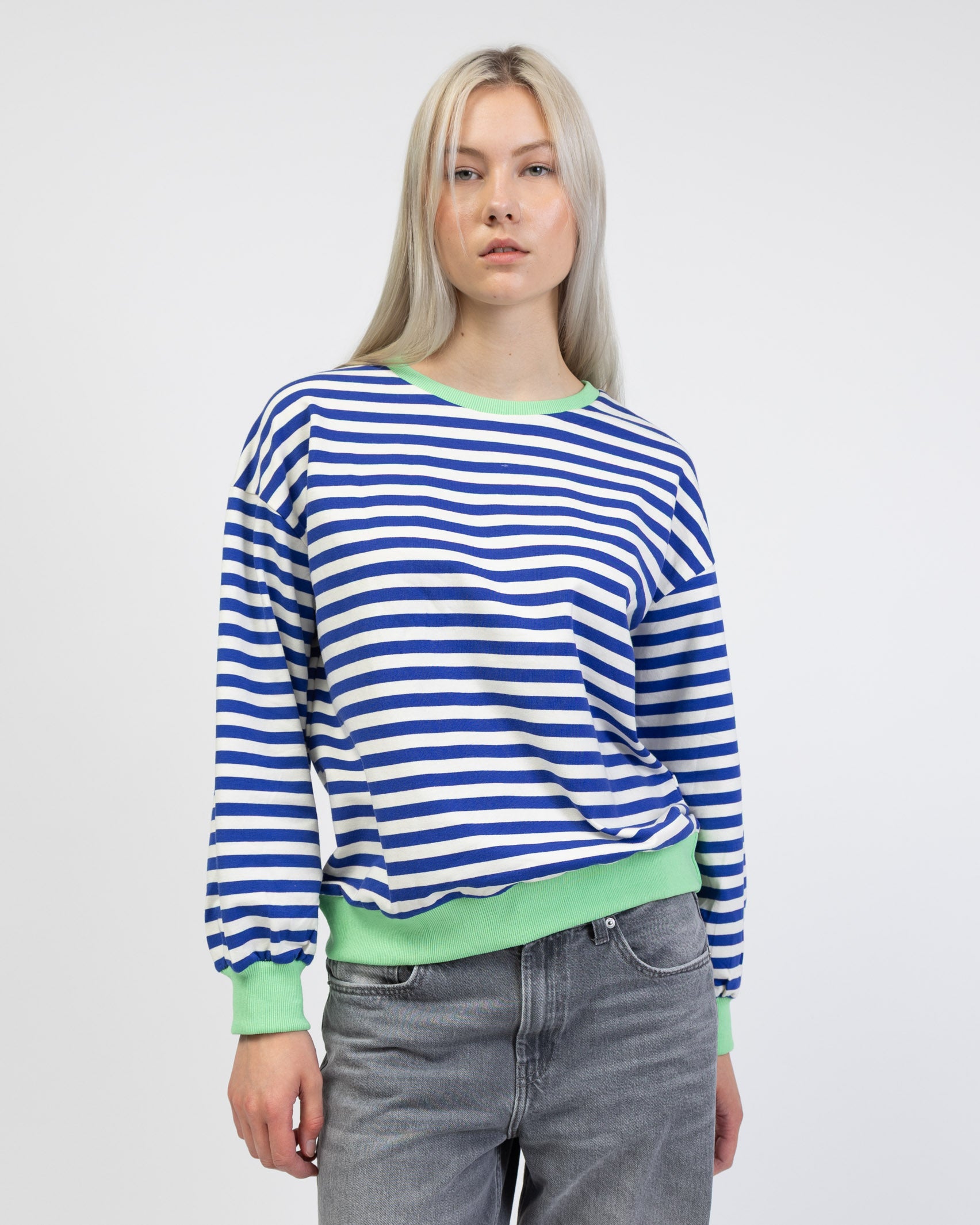 Gestreiftes Sweatshirt mit Farbakzenten von vorne