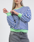 Gestreiftes Sweatshirt mit Farbakzenten im Detail