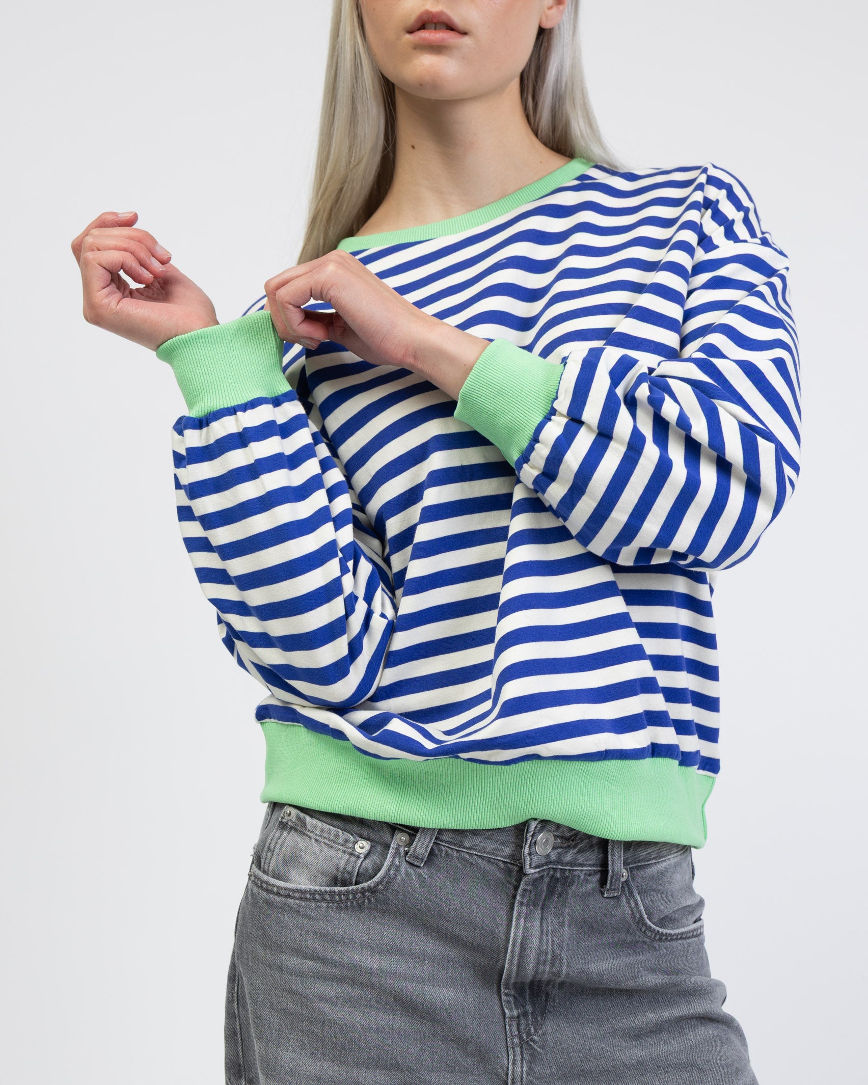 Gestreiftes Sweatshirt mit Farbakzenten im Detail