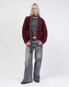 Einfarbige Teddyjacke kombiniert mit grauer Jeans