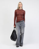 Asymmetrisches Spitzenlangarmshirt kombiniert mit grauer Jeans