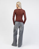 Asymmetrisches Spitzenlangarmshirt von hinten