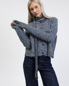 Gestreifte Strickjacke mit Schal im Detail