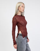 Asymmetrisches Spitzenlangarmshirt von der Seite