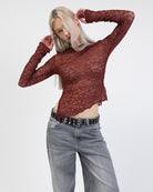 Asymmetrisches Spitzenlangarmshirt in Bewegung