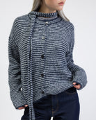 Gestreifte Strickjacke mit Schal im Detail