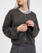 Einfarbige Strickjacke im Detail