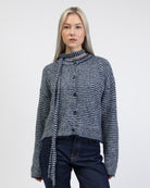 Gestreifte Strickjacke mit Schal von vorne