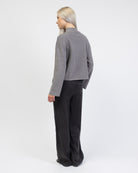 Weicher Pullover mit Stehkragen von hinten