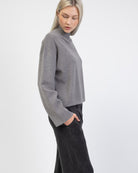 Weicher Pullover mit Stehkragen seitlich