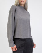 Weicher Pullover mit Stehkragen im Detail
