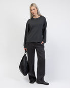 Klassischer Pullover mit Rundhalsausschnitt kombiniert mit dunkler Hose