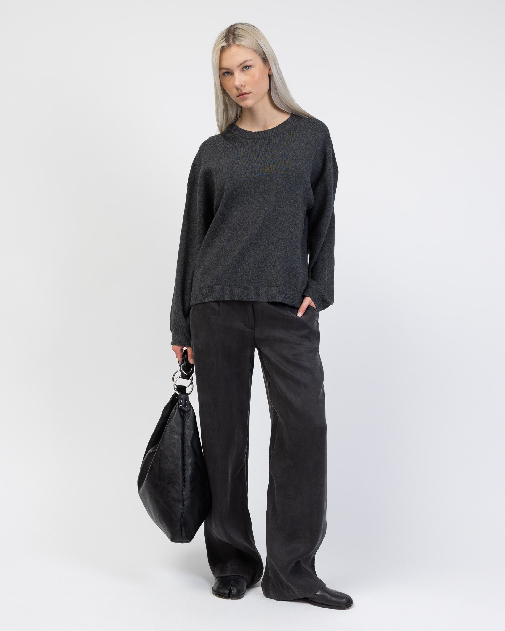 Klassischer Pullover mit Rundhalsausschnitt kombiniert mit dunkler Hose