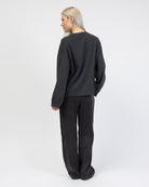 Klassischer Pullover mit Rundhalsausschnitt von hinten