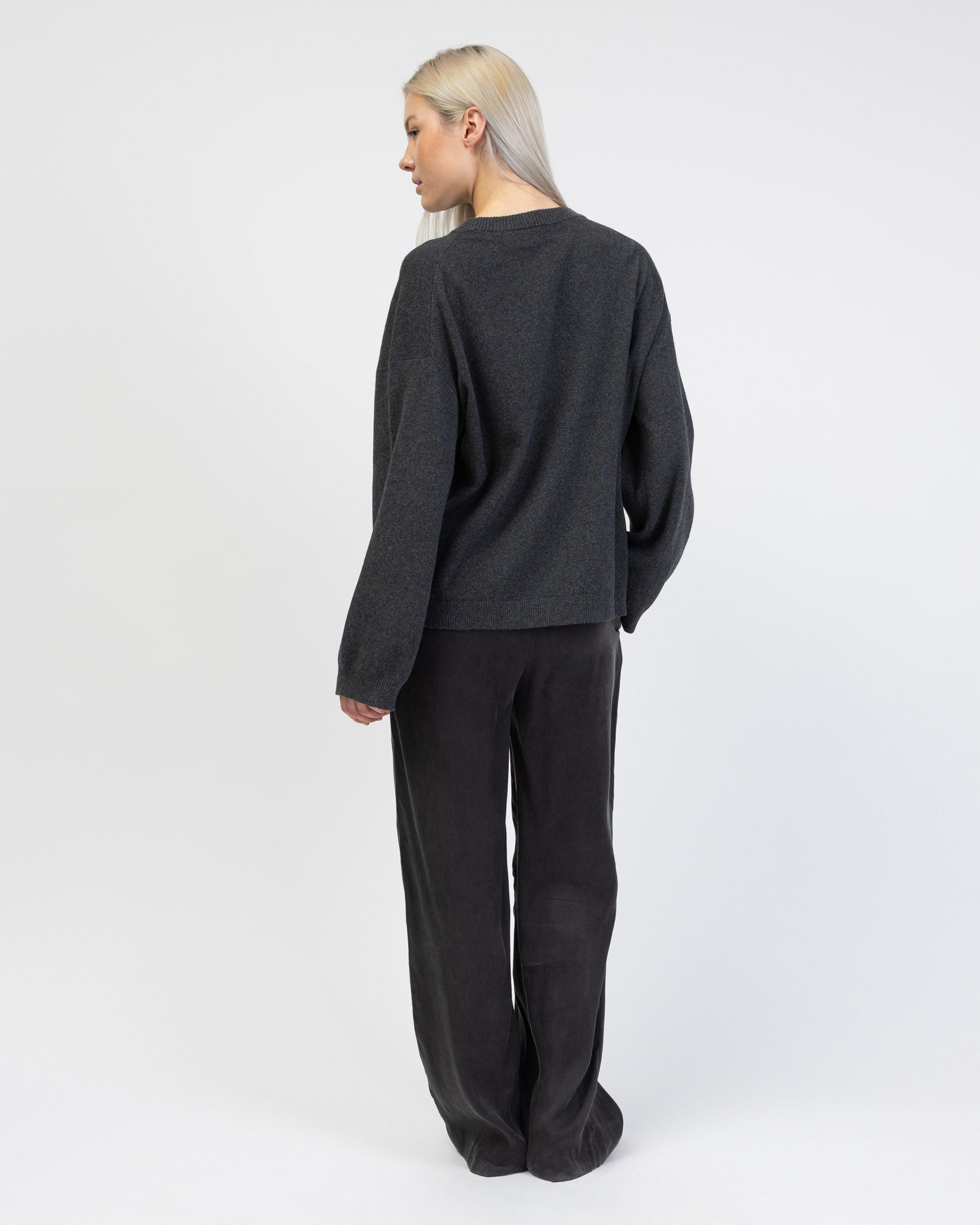 Klassischer Pullover mit Rundhalsausschnitt von hinten