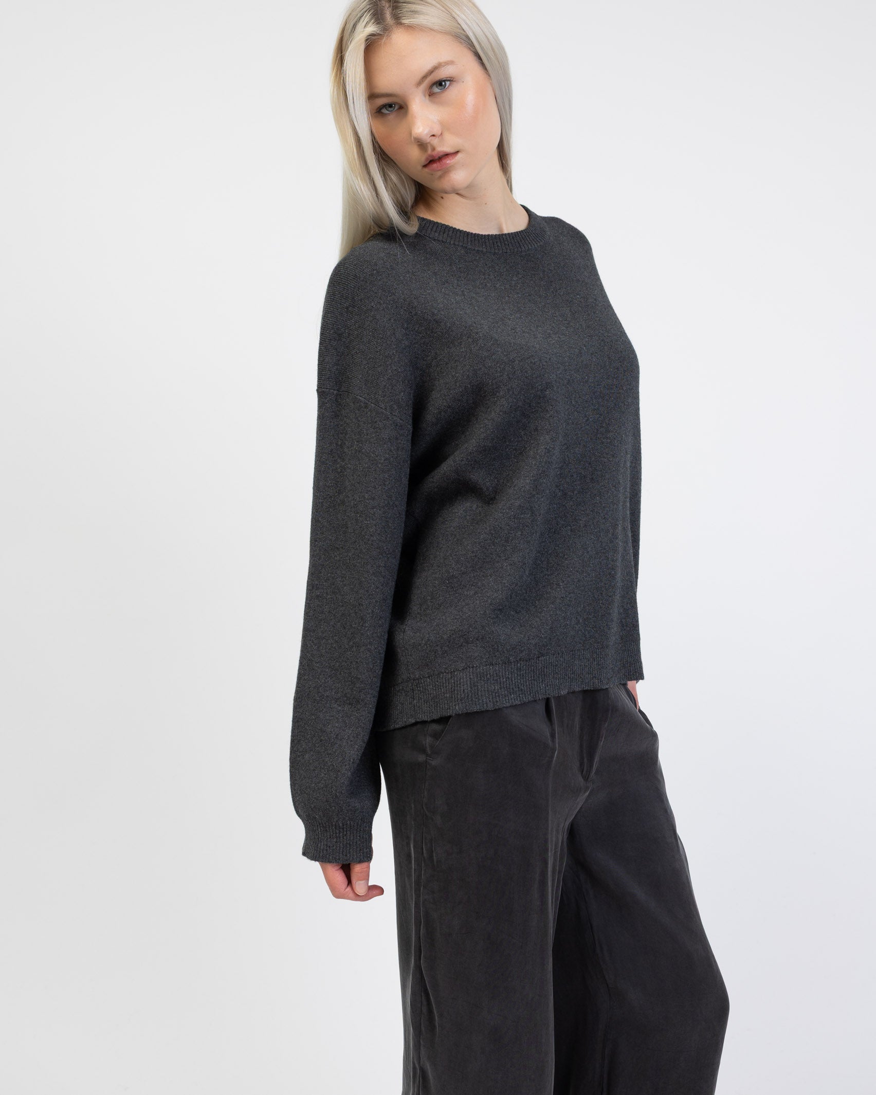 Klassischer Pullover mit Rundhalsausschnitt von der Seite