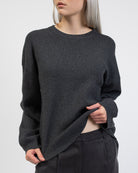 Klassischer Pullover mit Rundhalsausschnitt im Detail