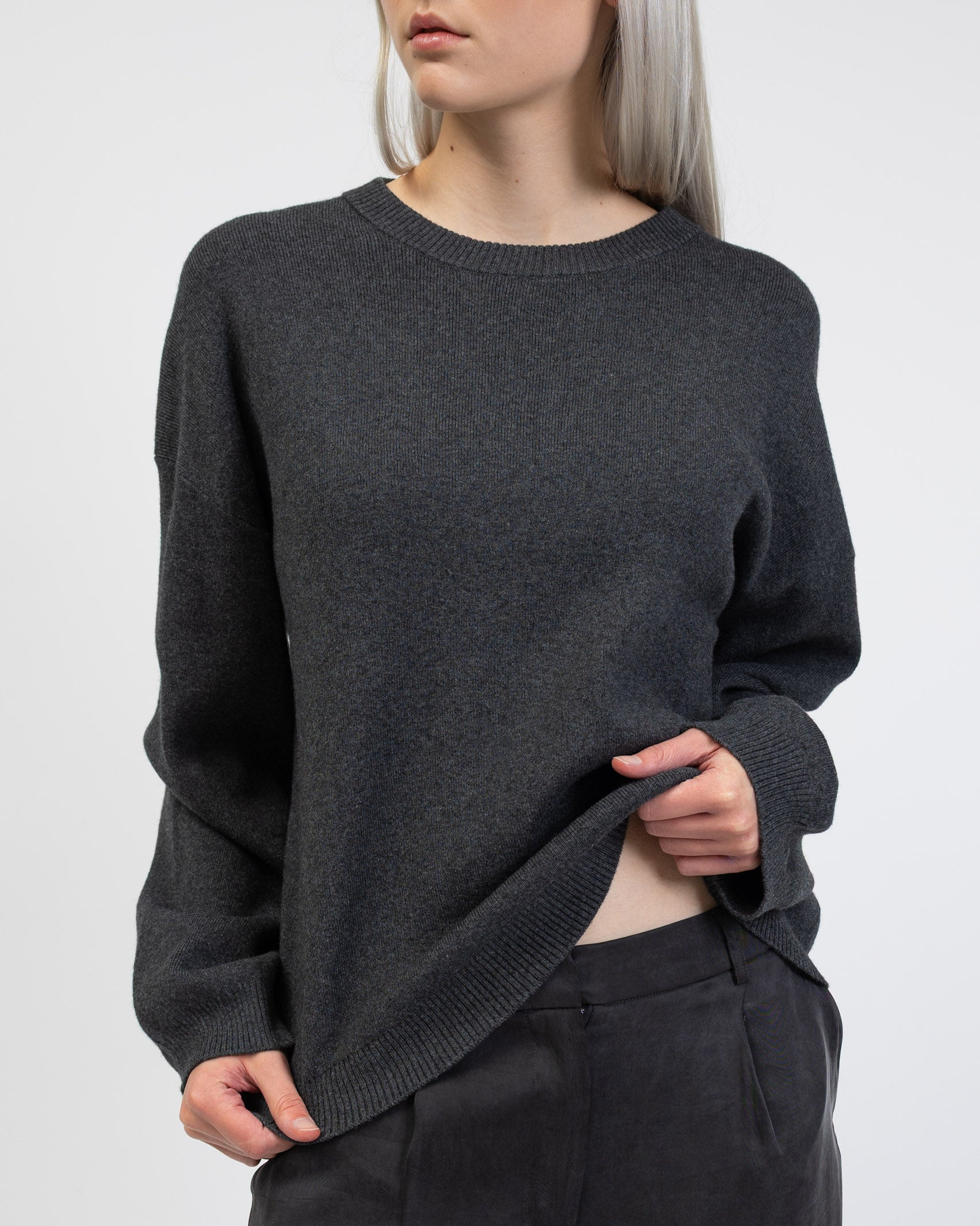 Klassischer Pullover mit Rundhalsausschnitt im Detail