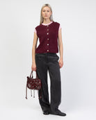 Strickpullunder mit Kontrastnaht kombiniert mit blauer Hose