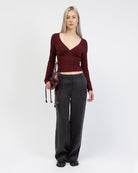 Basic Langarmshirt mit V-Ausschnitt kombiniert mit langer Hose