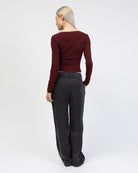 Basic Langarmshirt mit V-Ausschnitt von hinten