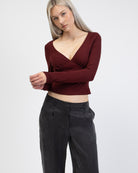 Basic Langarmshirt mit V-Ausschnitt von vorne