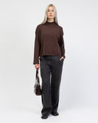 Weicher Pullover mit Stehkragen kombiniert mit langer Hose