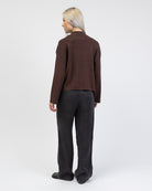 Weicher Pullover mit Stehkragen von hinten