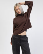 Weicher Pullover mit Stehkragen in bewegung