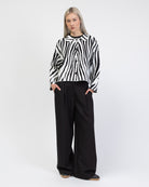 Strickjacke mit Zebra-Muster kombiniert mit Hose