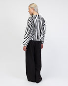 Strickjacke mit Zebra-Muster von hinten