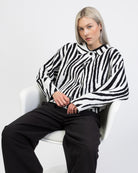 Strickjacke mit Zebra-Muster sitzend