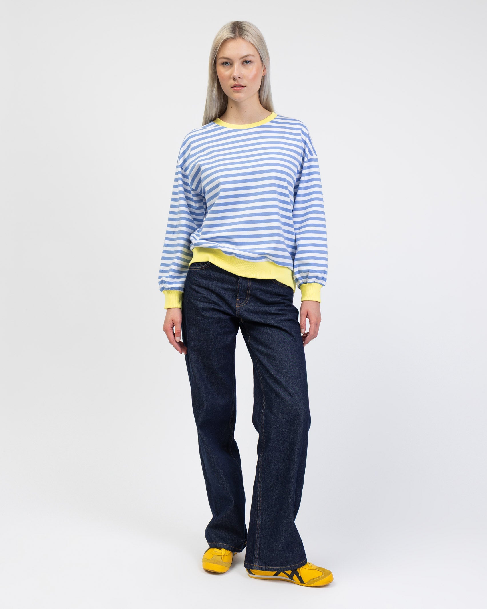 Gestreiftes Sweatshirt mit Farbakzenten ombiinert mit Jeans