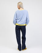 Gestreiftes Sweatshirt mit Farbakzenten von hinten