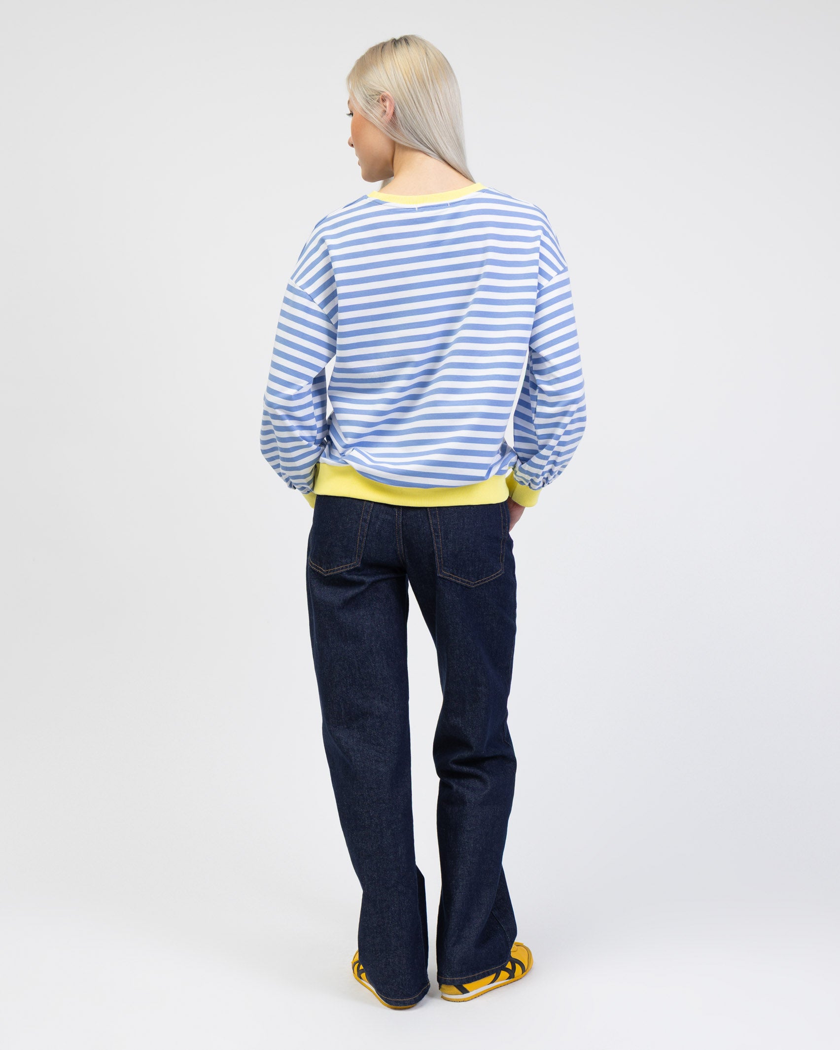 Gestreiftes Sweatshirt mit Farbakzenten von hinten